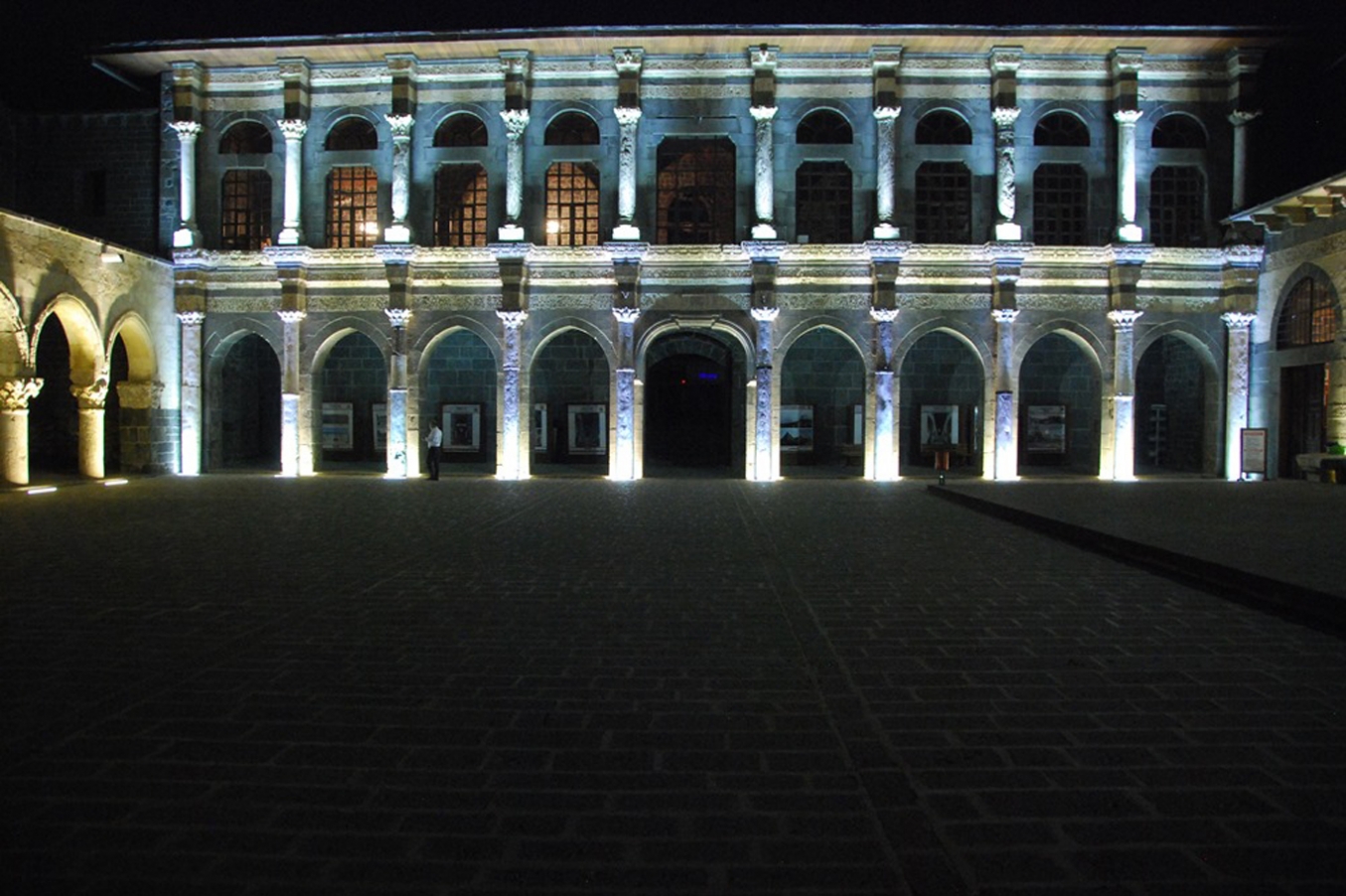 Diyarbakır Ulu Camii son haliyle görenleri büyülüyor Diyarbakır Ulu Camii son haliyle görenleri büyülüyor